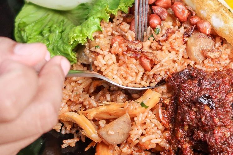Nasi Goreng Kambing Sumber Risqi: Rahasia Rasa di Tengah Sidanegara